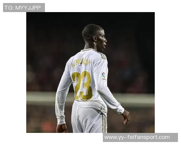 阿什拉夫积极恢复中观看皇马比赛与朋友聚会依靠助行器行走展现乐观态度