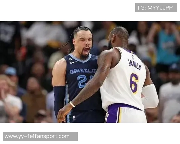 布克回应三分犯规争议称需查规则手册并提及狄龙被詹姆斯撞倒事件